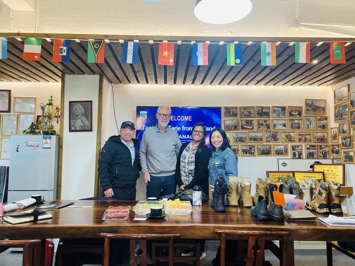 Клиенти от Норвегия и Дания посещават Guangzhou Hanagal Shoes Co., Ltd, за да проучат нови възможности в индустрията