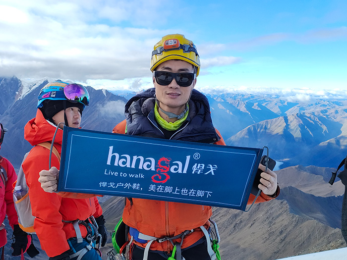 Покоряване на заснежени върхове: надеждни туристически обувки за екстремни приключения